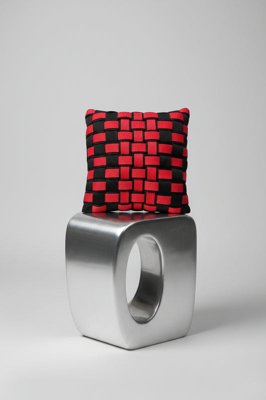 Crimson Shadow - Handgewebtes Design-Kissen