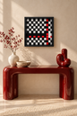 Red Chess - Handgewebtes Wandbild im schwarzen Objektrahmen, 35x35 cm