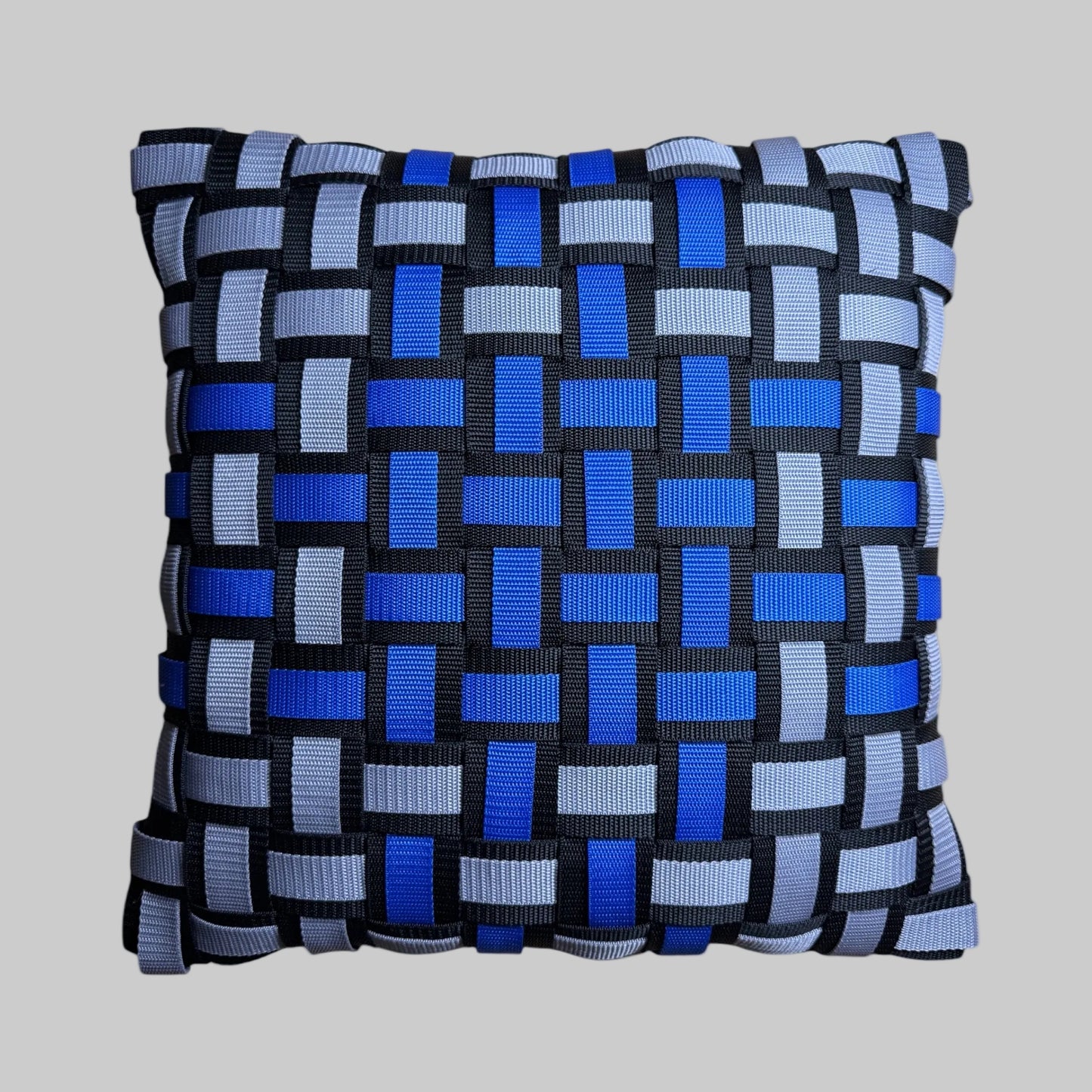 02  COBALT GRID Schwarz & Blau l Kissenbezug - WOOVE