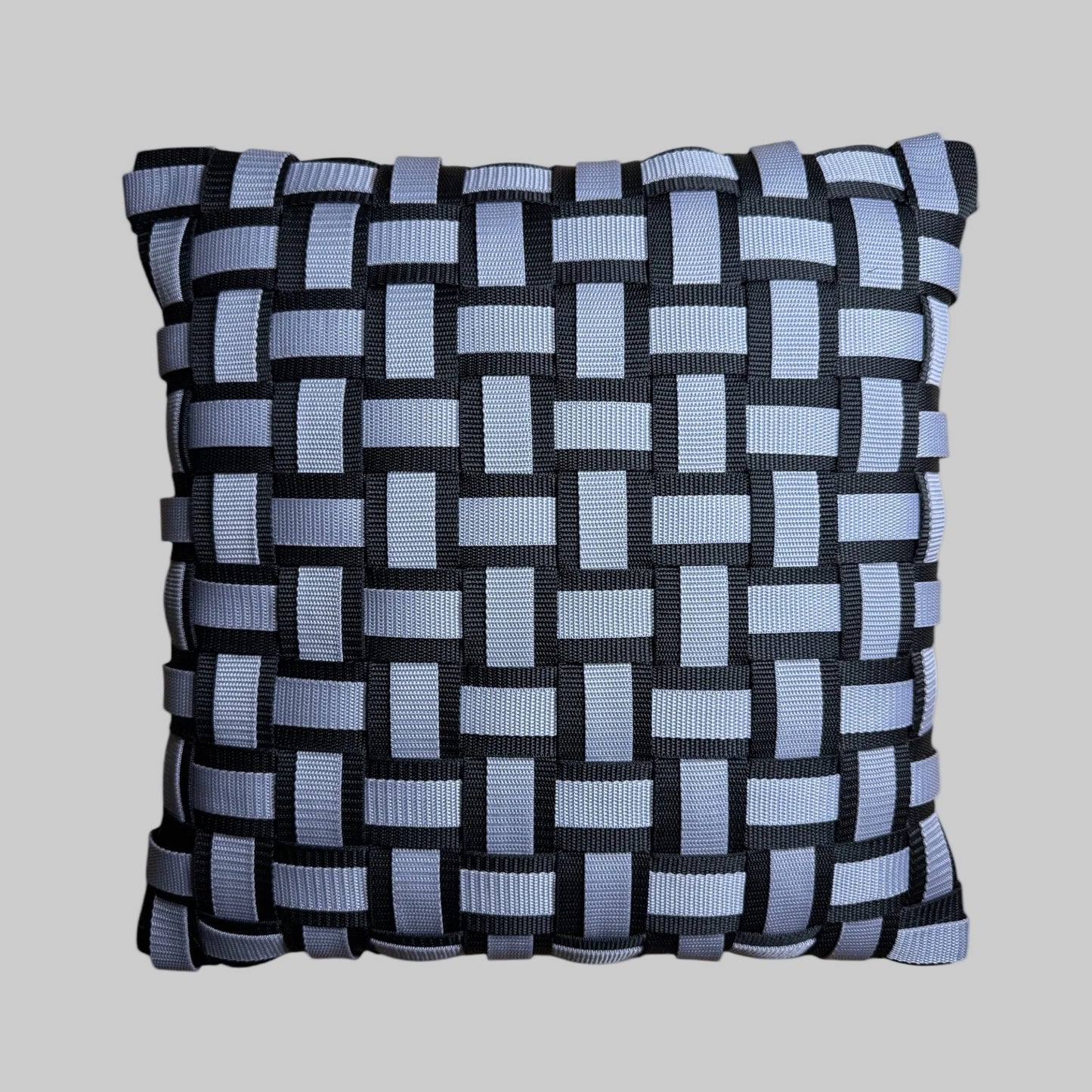 02 MONOCHROME GRID Grau l Kissenbezug - WOOVE