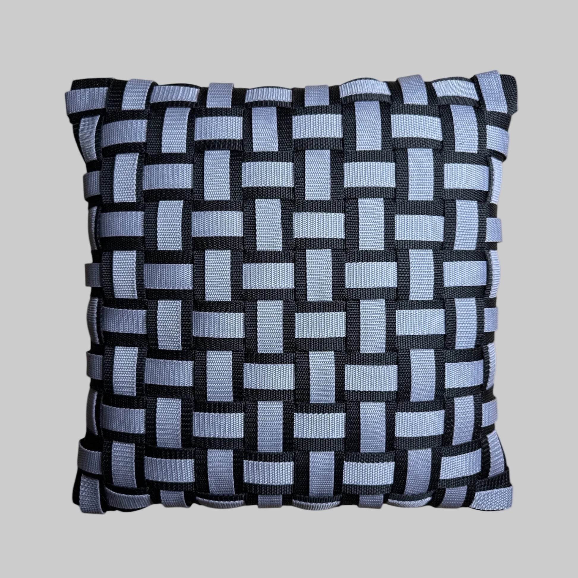 02 MONOCHROME GRID Grau l Kissenbezug - WOOVE