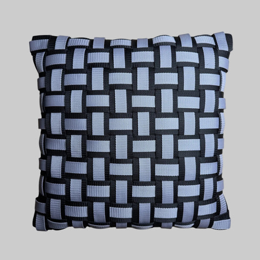 02 MONOCHROME GRID Grau l Kissenbezug - WOOVE