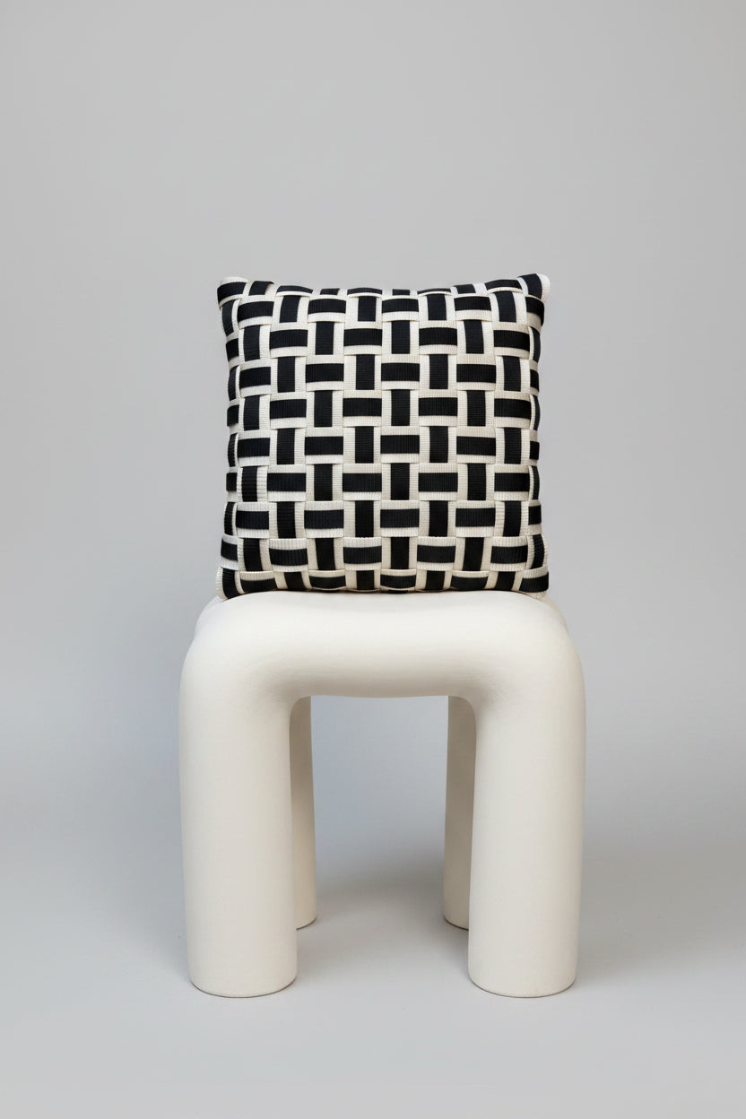 Bessa - Handgewebtes Design-Kissen / Pure Cream & Onyx