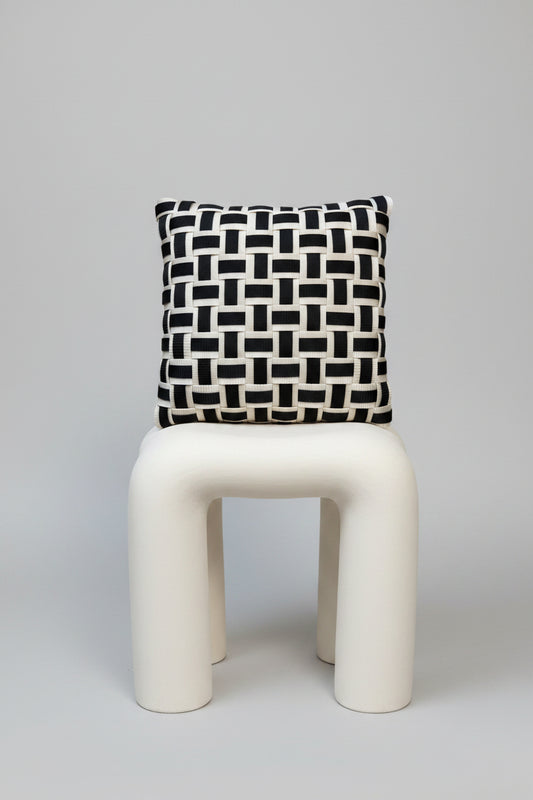Bessa - Handgewebtes Design-Kissen / Pure Cream & Onyx