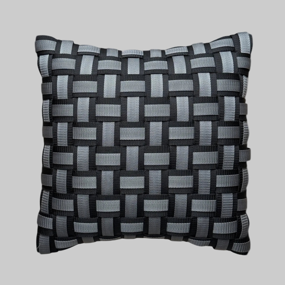 WOOVE Handgewebtes Designer-Kissen  - Grid Ästhetik in Schwarz & Anthrazit / Kissenbezug - WOOVE