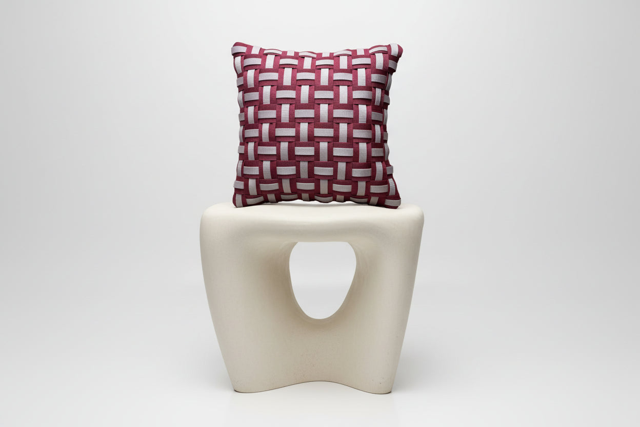 WOOVE Handgewebtes Designer-Kissen  - Grid Ästhetik in Bordeaux & Rosebeige / Kissenbezug - WOOVE