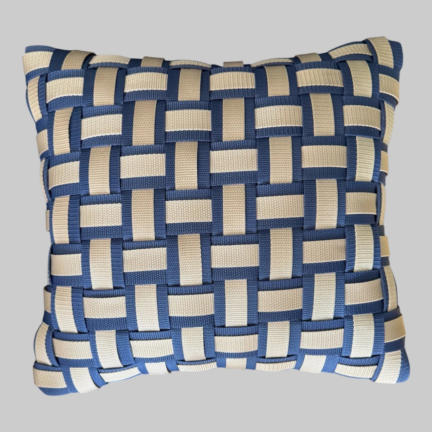 Breva - Handgewebtes Design-Kissen / Navy Blue & Pure Cream