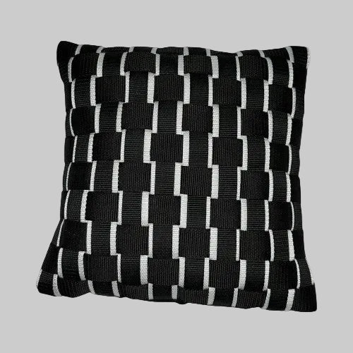 WOOVE Handgewebtes Designer-Kissen  - Grid Ästhetik in Schwarz & Weiß / Kissenbezug - WOOVE