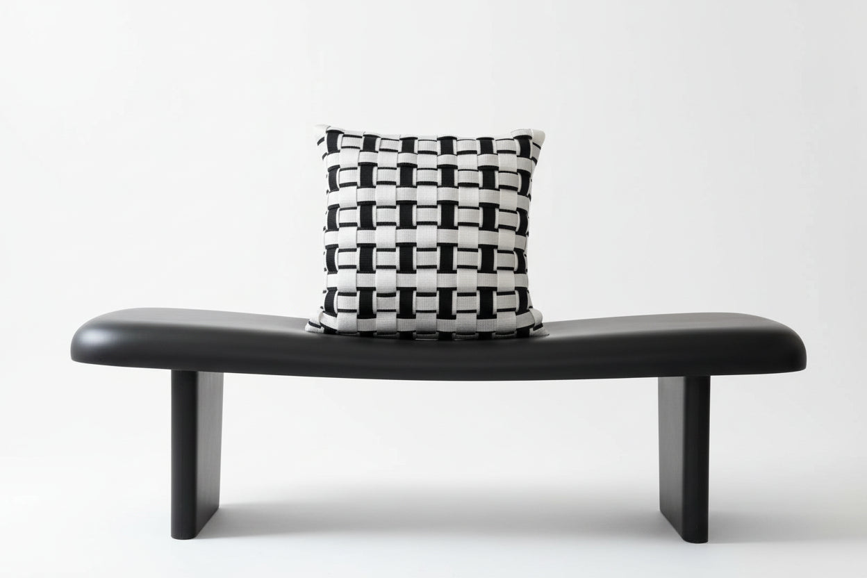 Handgewebtes Kissen im Bauhaus-Stil in Weiß und Schwarz