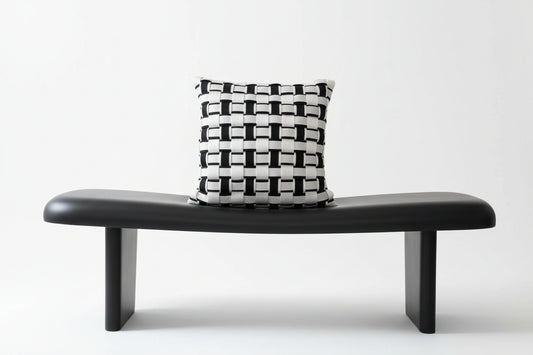Handgewebtes Kissen im Bauhaus-Stil in Weiß und Schwarz